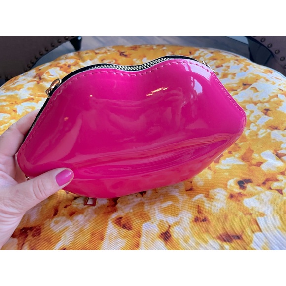 NEW lip purse hot pink lip bag - Picture 2 of 3